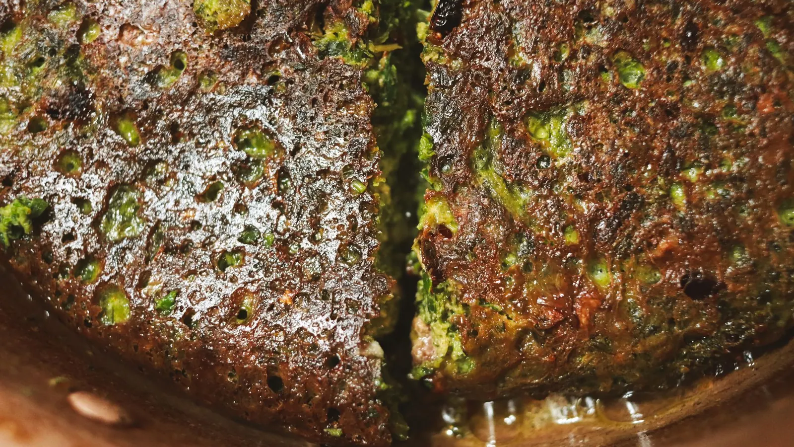 Accras de légumes dorés en cours de friture dans une poêle, recette antillaise