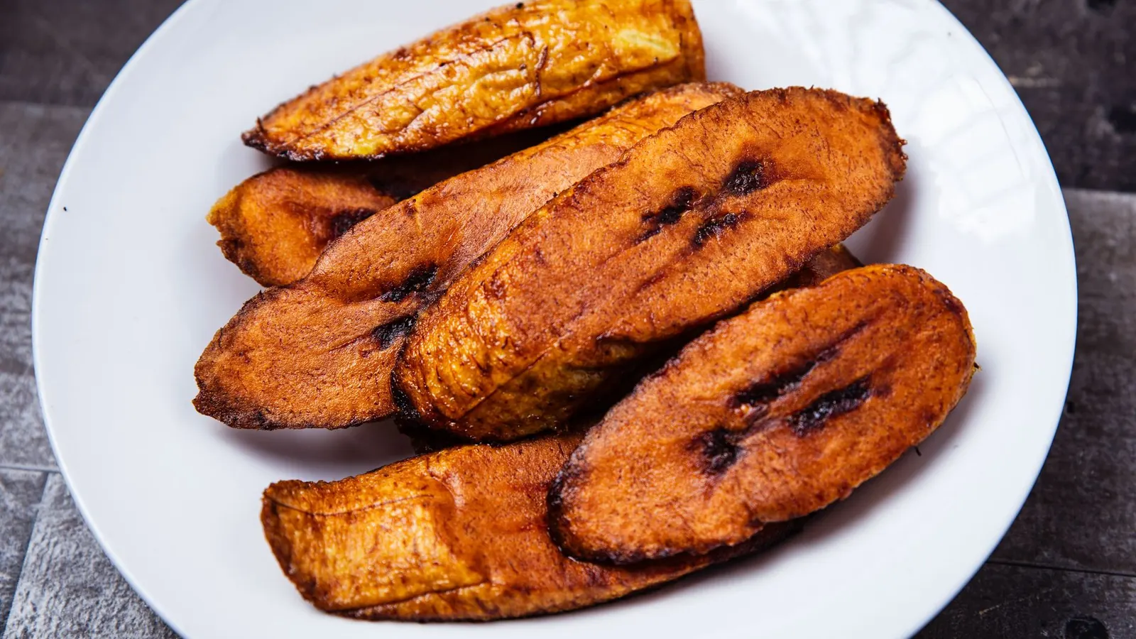 Tranches de banane plantain rôties au four, dorées et caramélisées, recette banane plantain au four