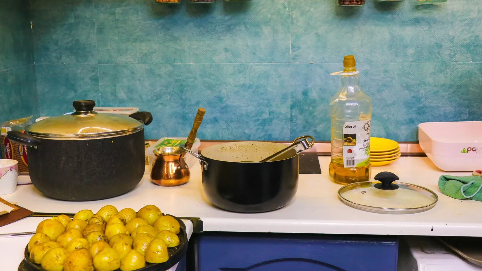 Cuisine avec plusieurs casseroles sur le feu, préparation de repas en lots, batch cooking traduction