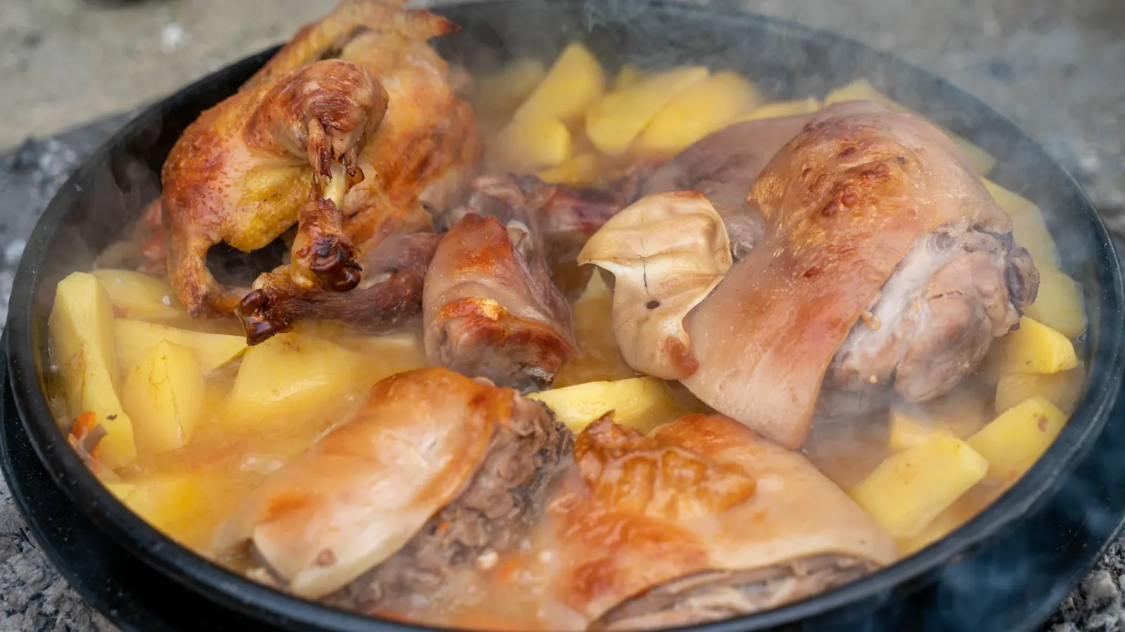 Colombo de porc traditionnel mijoté dans une cocotte avec légumes et épices