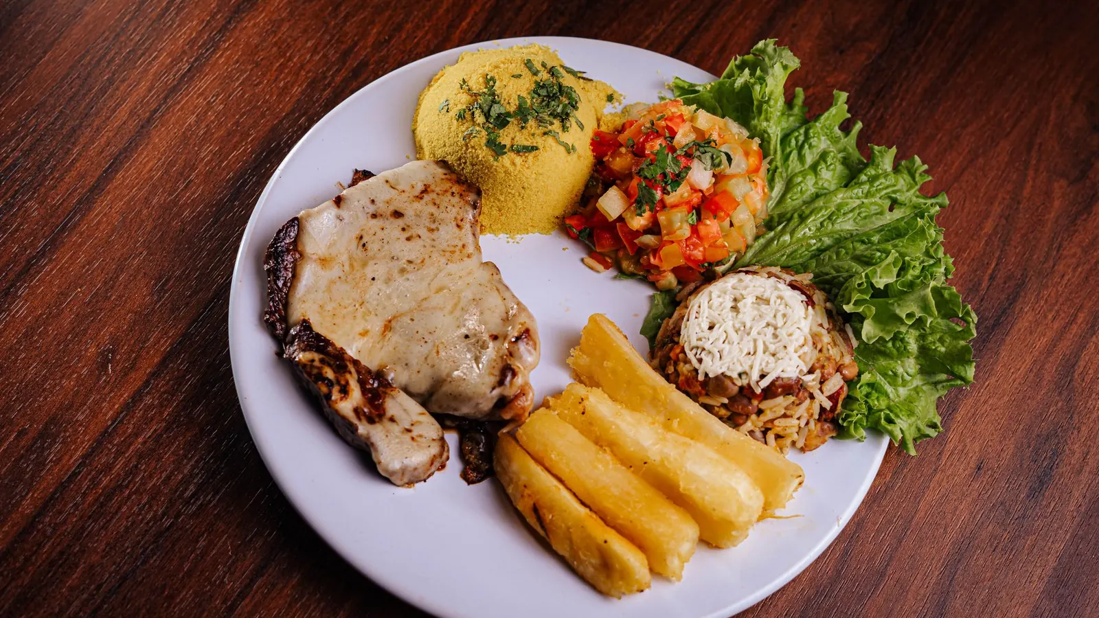 Bâtonnets de manioc cuits et dorés dans une assiette, exemple de comment cuisiner le manioc