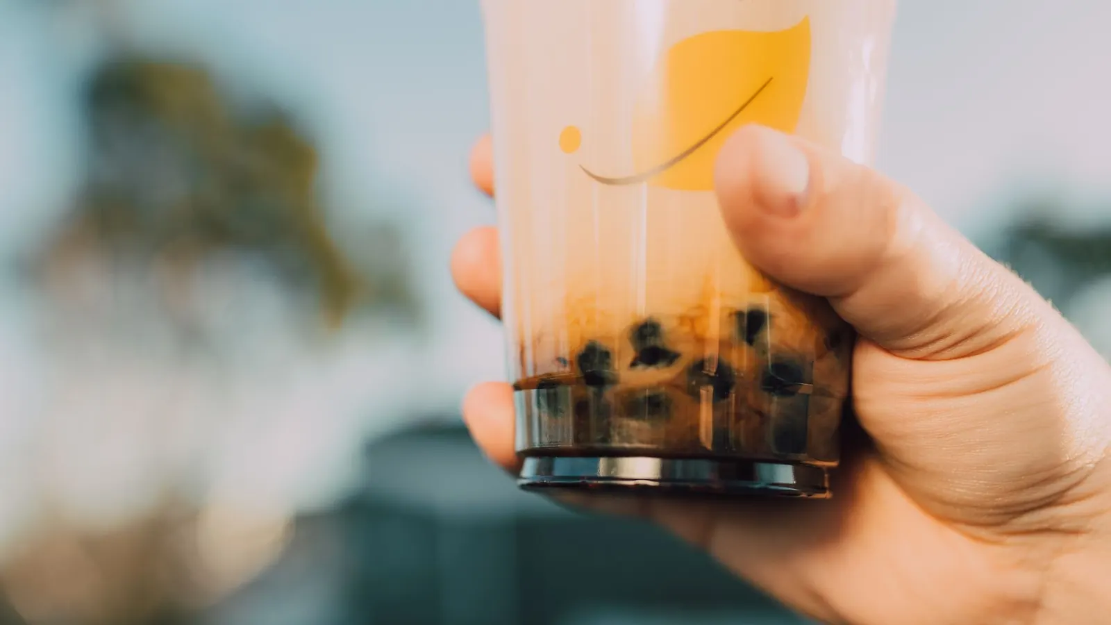 Perles de tapioca noires dans un bubble tea au lait, résultat de comment faire des perles de tapioca maison