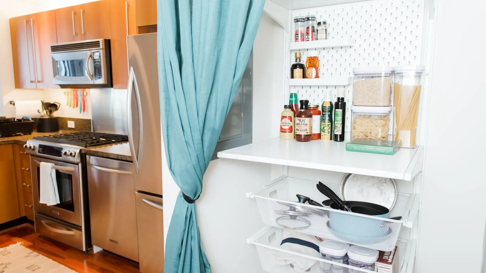 Réfrigérateur ouvert avec des boîtes hermétiques rangées par zone, conserver les aliments au frigo