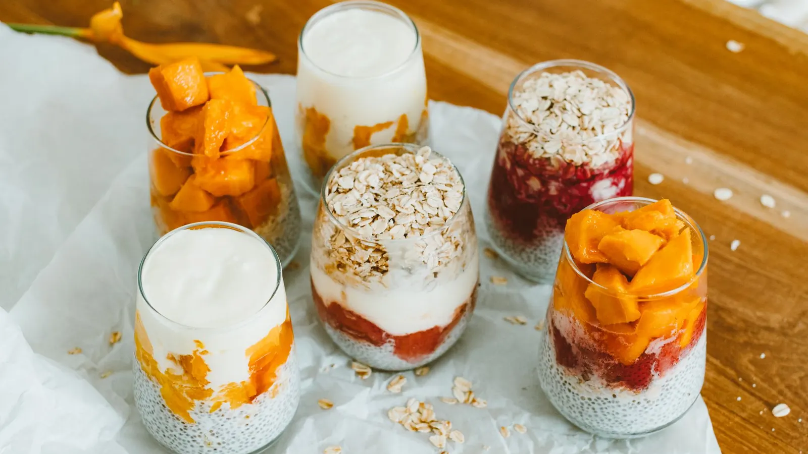 Verrines de desserts au tapioca au lait de coco garnies de mangue fraîche