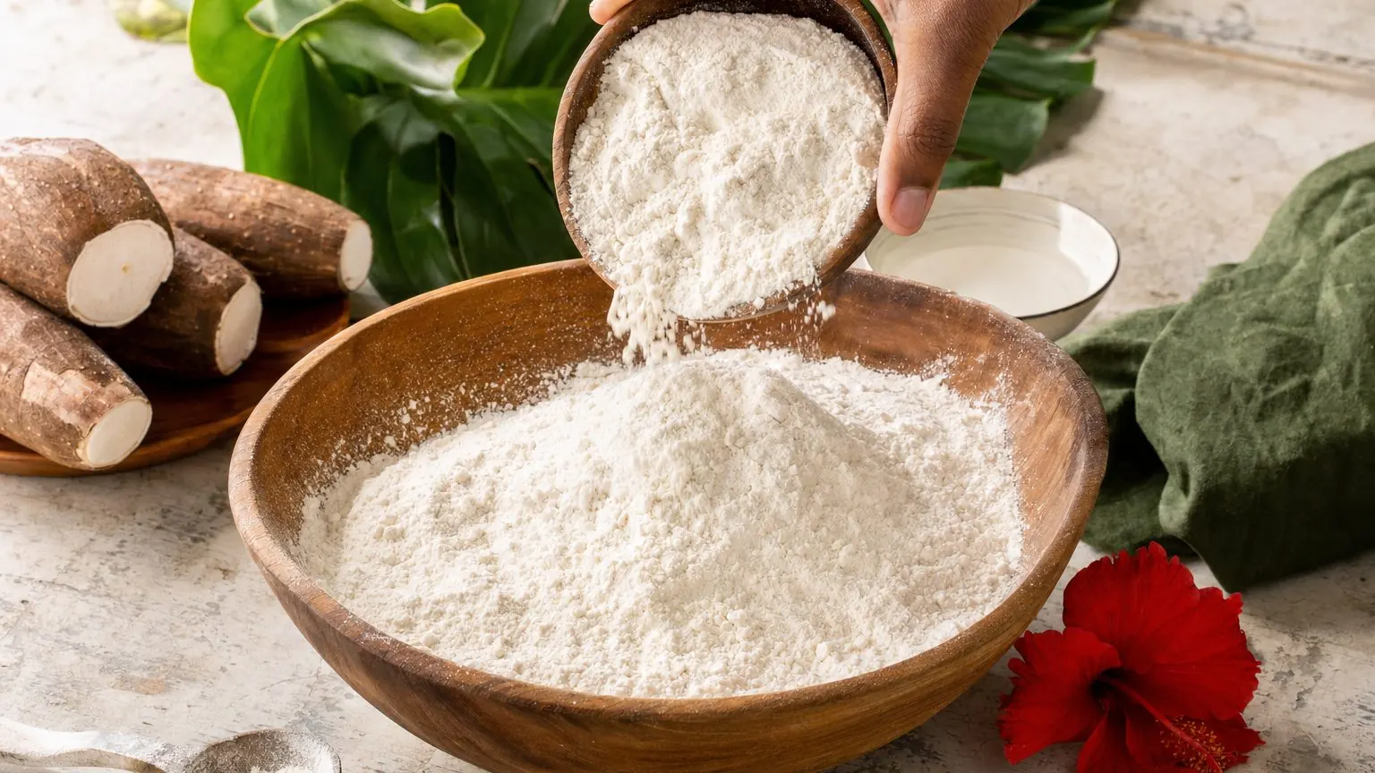 Farine de manioc blanche versée dans un bol en bois, prête pour une recette de pain ou de galette