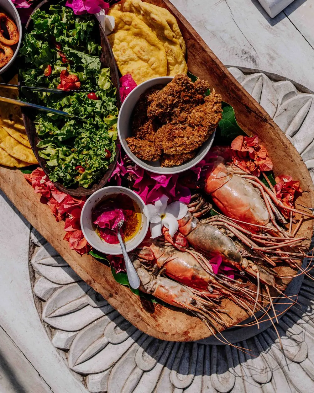 Table de cuisine créole : cassaves, accras, légumes pays et lait de coco