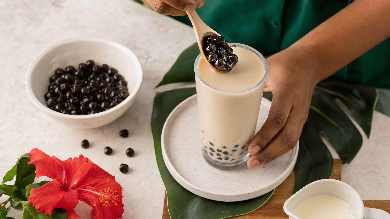 Bubble tea maison avec perles de tapioca noires et lait dans un verre