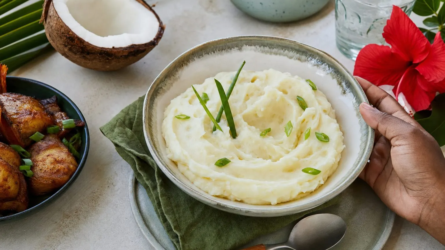 Bol de purée de manioc crémeuse au lait de coco, exemple de purée de manioc maison