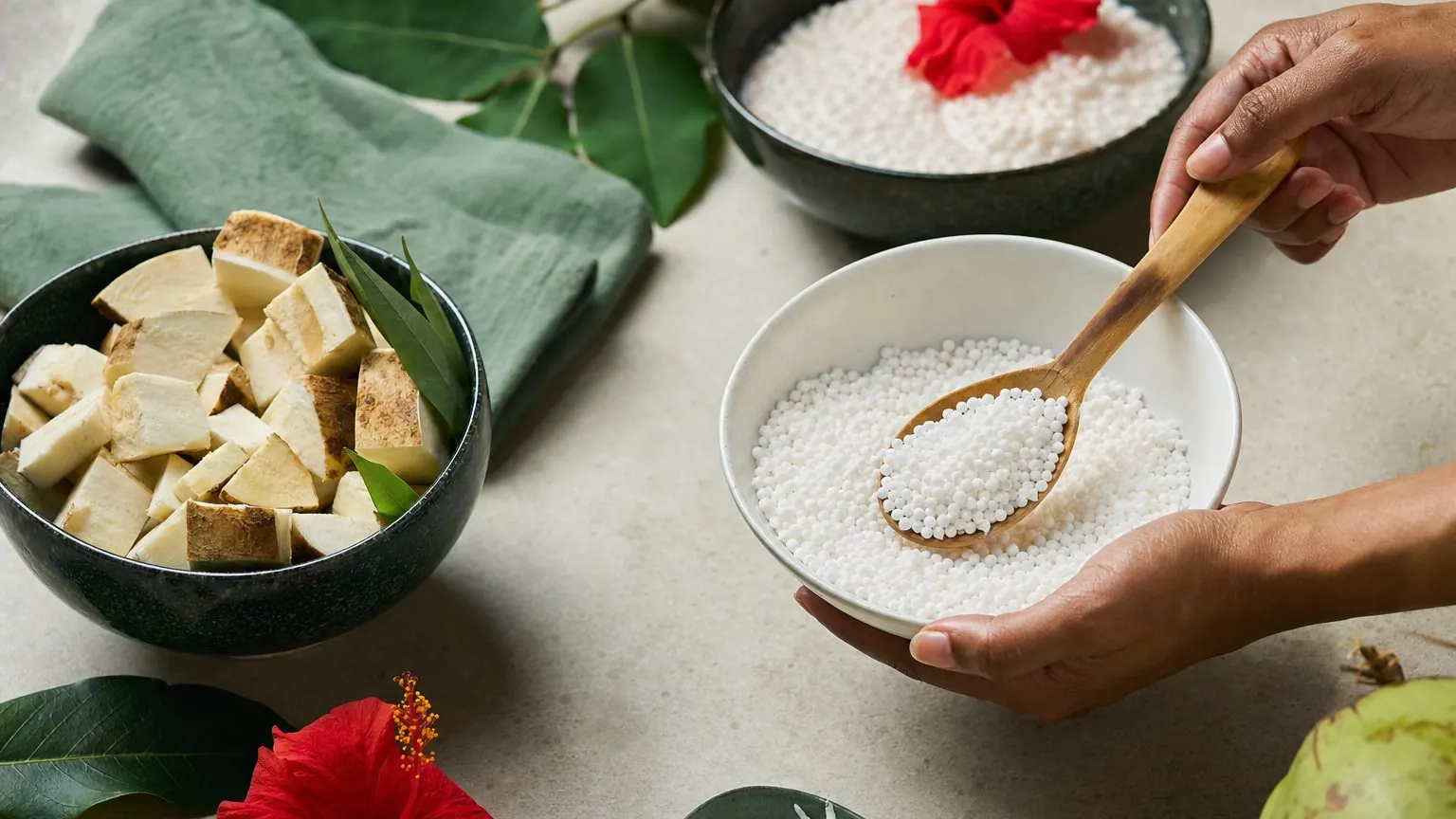 Perles de tapioca crues dans un bol blanc, tapioca dangereux ou sans risque selon la transformation